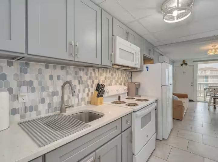 Full kitchen